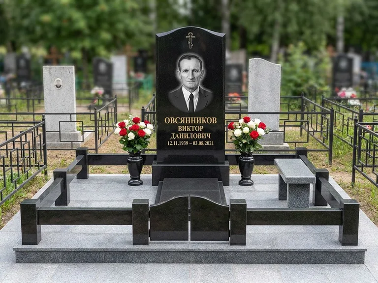 Портрет на памятнике в Ростове-на-Дону — Старый снимок → гравировка на премиум-комплексе с плиткой и оградой