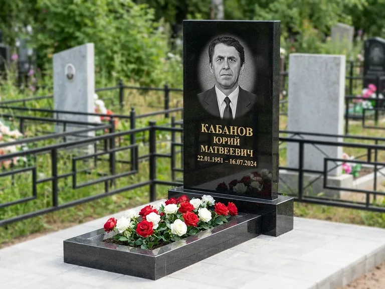 Портрет на памятнике в Ростове-на-Дону — Старый снимок → гравировка на вертикальной стеле