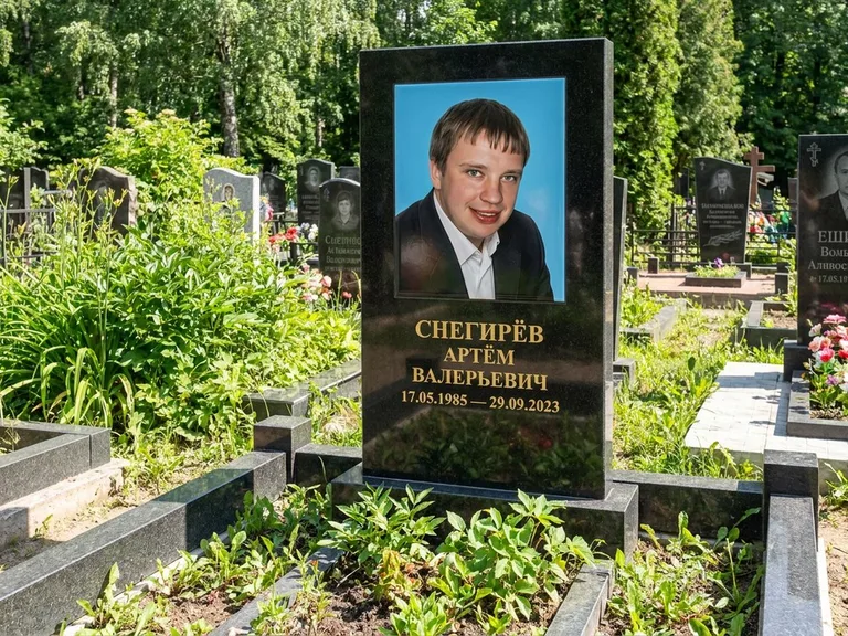 Портрет на памятнике в Ростове-на-Дону — Цветное фото → прямоугольная фотокерамика на чёрном граните