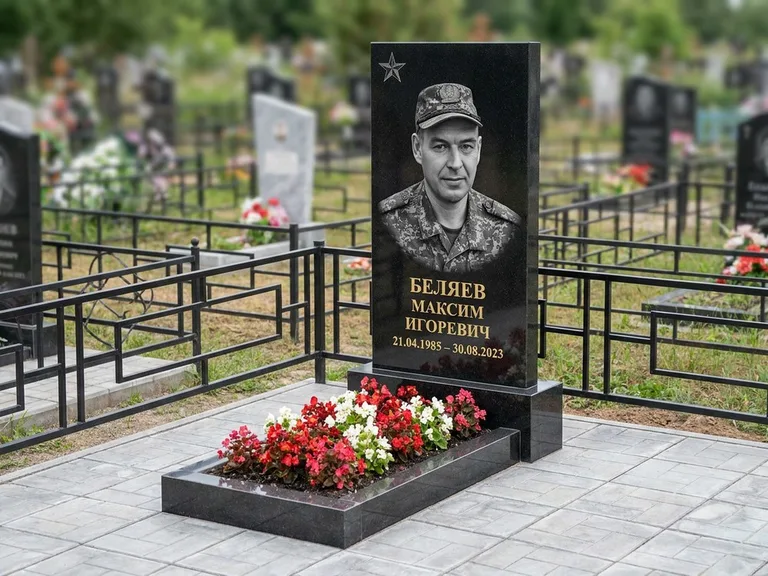 Портрет на памятнике в Ростове-на-Дону — Военное фото → цветная фотокерамика, гравированная звезда