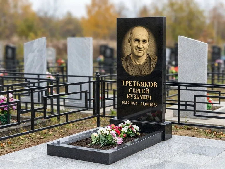 Портрет на памятнике в Ростове-на-Дону — Восстановленный портрет → гравировка на вертикальной стеле