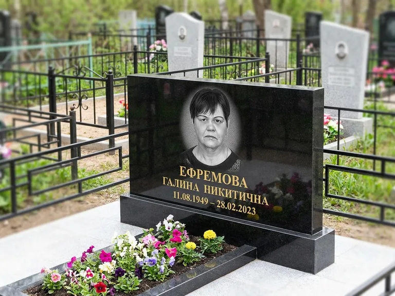 Портрет на памятнике в Ростове-на-Дону — Ч/б портрет → гравировка на горизонтальном памятнике