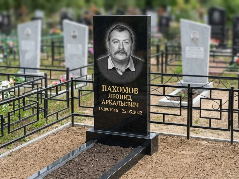 Портрет на памятнике в Ростове-на-Дону — Маленькое фото → гравировка на простом бюджетном памятнике