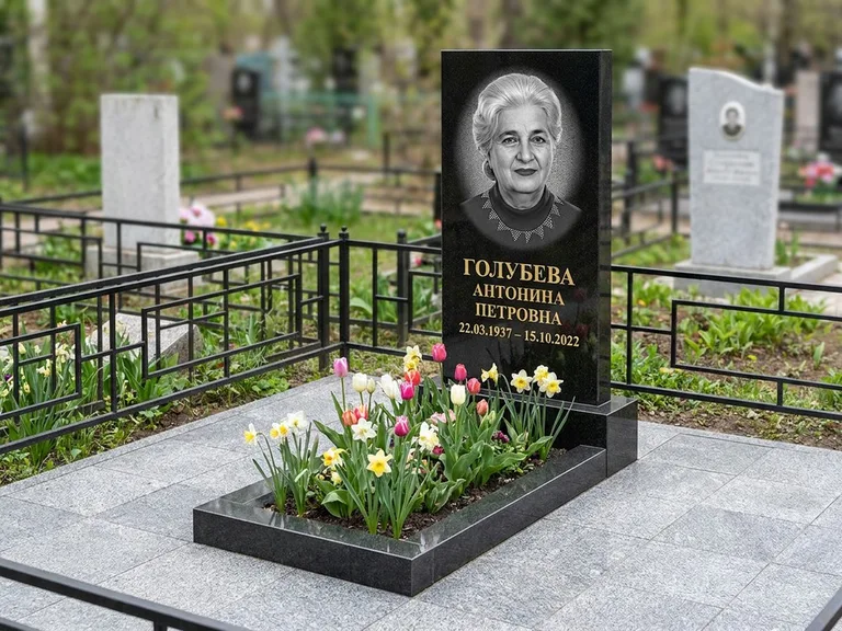 Портрет на памятнике в Ростове-на-Дону — Выцветший скан восстановили и награвировали на стеле