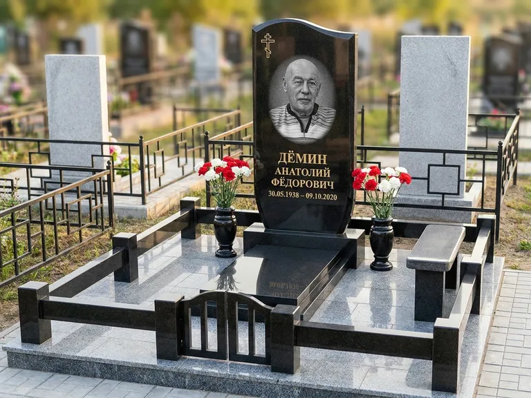 Портрет на памятнике в Ростове-на-Дону — Реставрация → гравировка на премиум-комплексе
