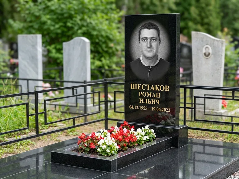 Портрет на памятнике в Ростове-на-Дону — Ч/б портрет → гравировка на стеле