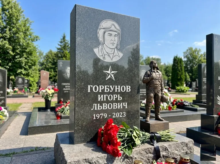 Гранитная фигура лётчика на памятнике военному со звездой в Ростове-на-Дону