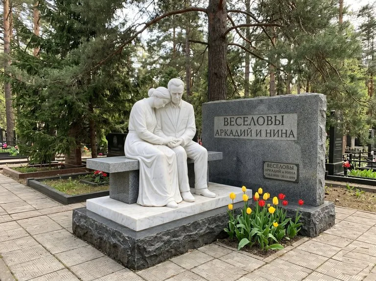 Мраморная скорбящая пара на эксклюзивном мемориале в Ростове-на-Дону