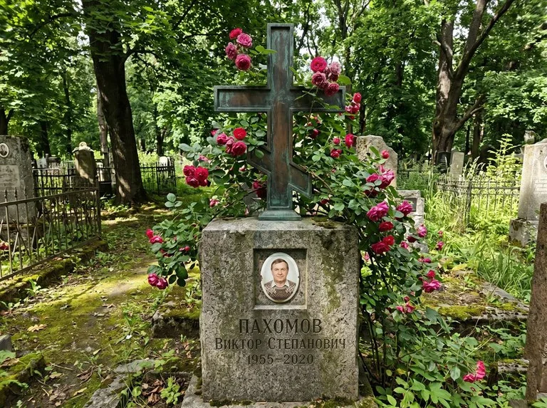 Бронзовый крест с розами на гранитной плите в Ростове-на-Дону