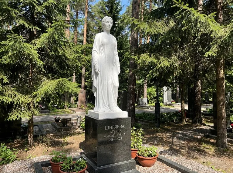Ростовая женская фигура с портретным сходством на мемориале в Ростове-на-Дону
