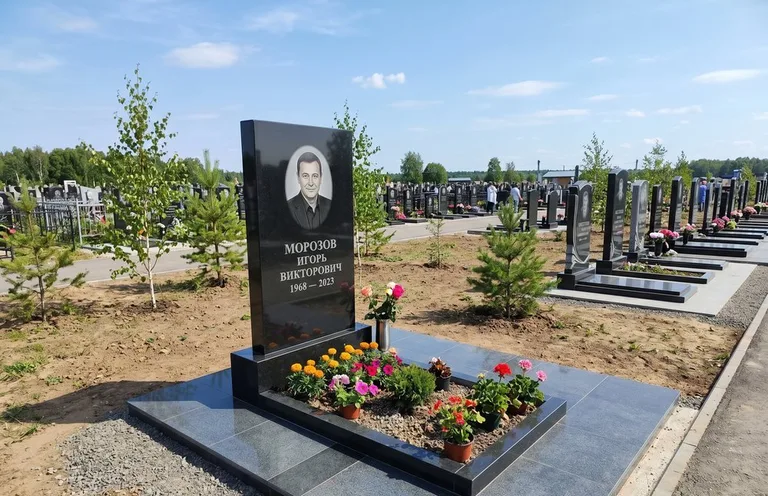 Уборка могилы со скамьёй до и после в Ростове-на-Дону