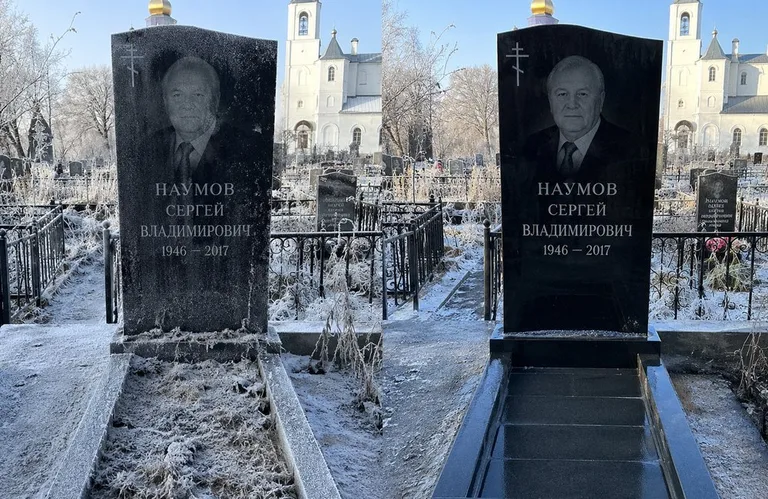 Диптих №18: могила с деревянным крестом и низкой оградкой — выполота трава в Ростове-на-Дону