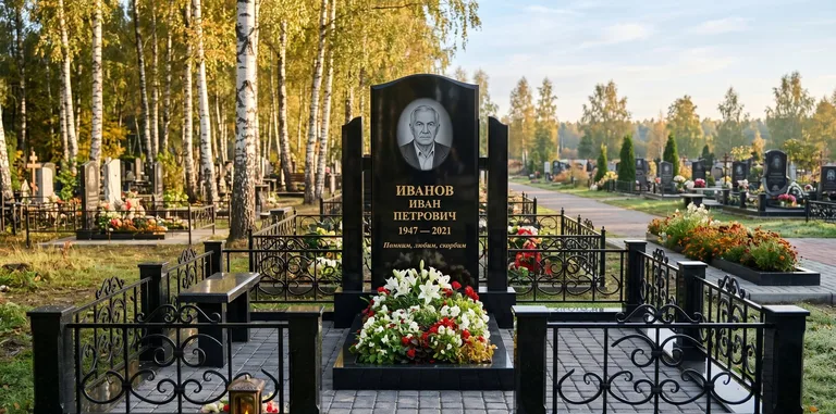 Мемориальный комплекс с цветником и оградой в Ростове-на-Дону