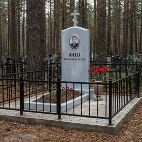 Памятник из полимера в форме арки с крестом
