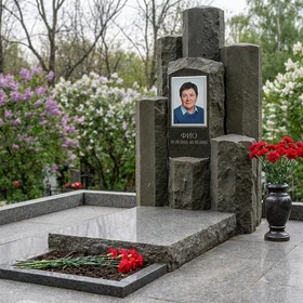 Памятник из базальта в форме монолитной глыбы