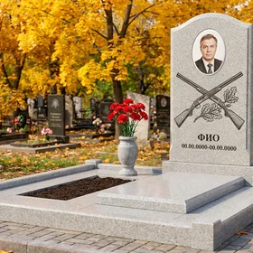 Гранитный памятник охотнику арочной формы со сценой охоты