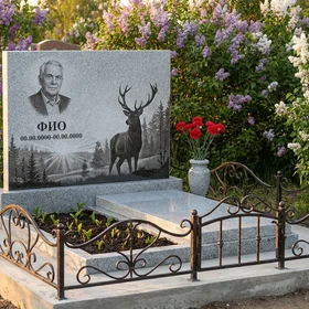 Гранитный памятник охотнику с лесной чащей