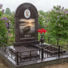 Гранитный памятник рыбаку арочной формы с поплавком