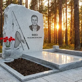 Гранитный памятник рыбаку в виде скалы со снастями