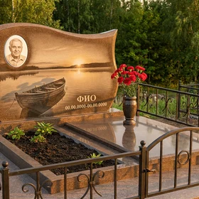 Гранитный памятник рыбаку в форме скалы со сценой рыбалки