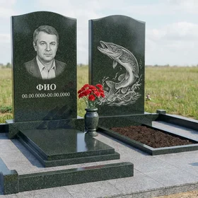 Гранитный памятник рыбаку в форме арки с речным сюжетом