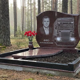 Гранитный памятник дальнобойщику с тягачом