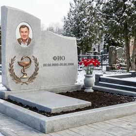 Гранитный памятник врачу с фактурой скалы с фонендоскопом