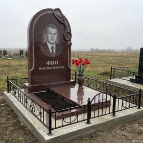 Гранитный памятник врачу с аркой с эмблемой врача