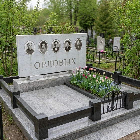 Семейный памятник из белого мрамора на пять человек