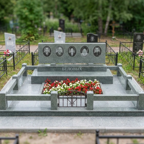 Горизонтальный памятник на 5 человек из зелёного гранита
