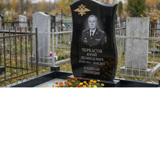 Памятник капитану полиции с эмблемой МВД