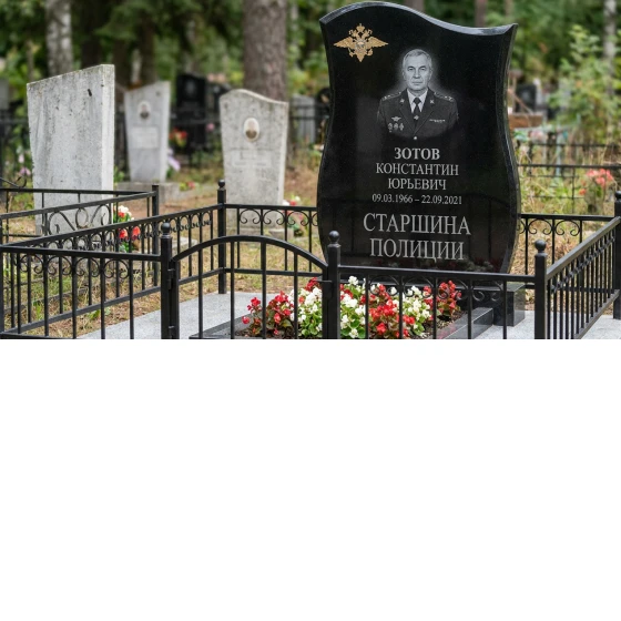 Памятник старшине полиции с эмблемой МВД