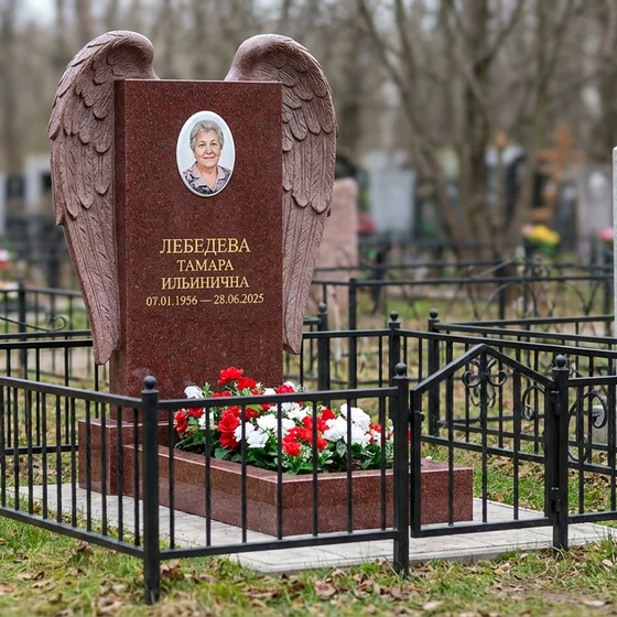 Мемориал с крыльями ангела из красного гранита