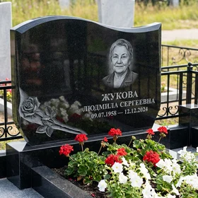Волнообразная стела с розой из черного габбро-диабаза
