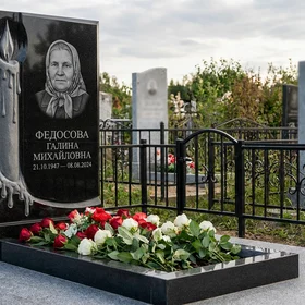 Мемориал с горящей свечой из черного габбро-диабаза