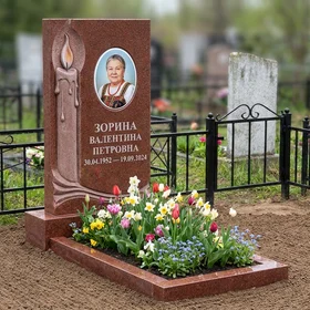 Мемориал с горящей свечой из красного гранита