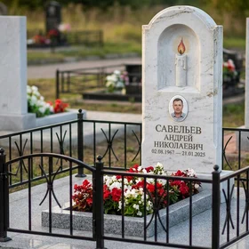 Мемориал с горящей свечой из белого мрамора