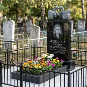Мемориал с лебедями из чёрного габбро-диабаза