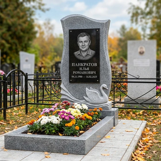 Мемориал с лебедем на волне из серого гранита