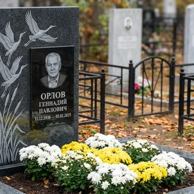 Мемориал с журавлями из серого гранита Мансуровский