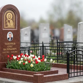 Памятник с иконой Христа из лезниковского гранита