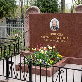 Памятник с крылом ангела из лезниковского гранита