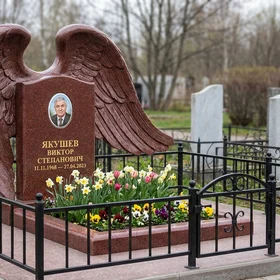 Памятник с крылом ангела из лезниковского гранита с фотопортретом