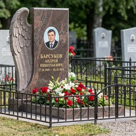 Мемориал с крылом ангела из дымовского гранита