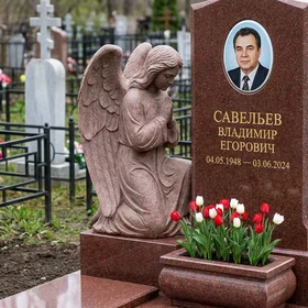 Памятник с коленопреклонённым ангелом из лезниковского гранита