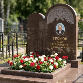 Памятник с парящими крыльями из дымовского гранита