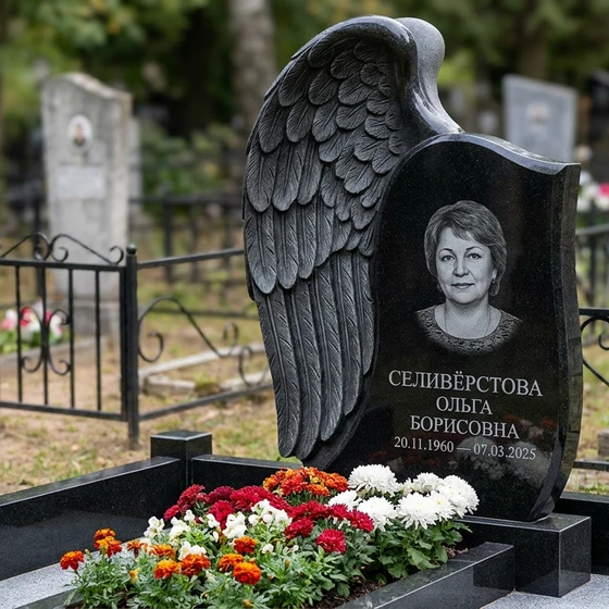Памятник с обнимающим крылом из черного габбро-диабаза