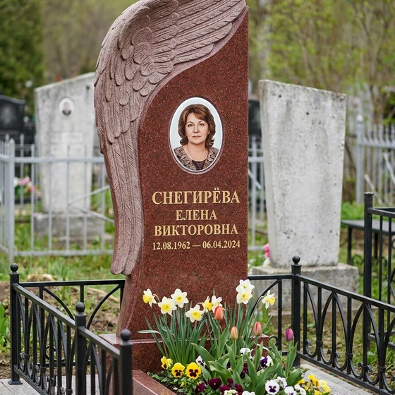 Мемориал с крылом ангела из лезниковского гранита