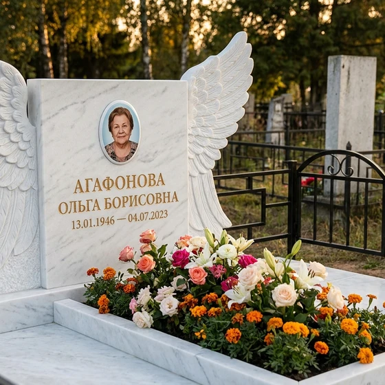 Мемориал с парящими крыльями из белого мрамора