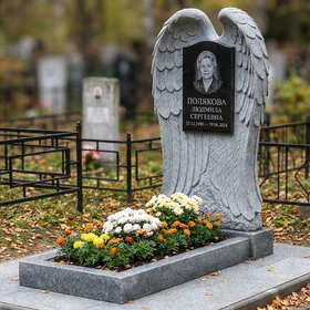 Памятник с крылом ангела из мансуровского гранита с портретом